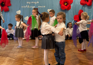 Dziewczynka z chłopcem tańczy w parze