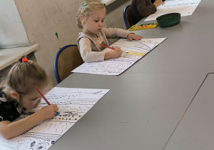 dzieci rysują kontur drzewa