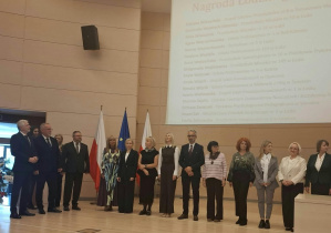Nagrodzeni z przedstawicielami Kuratorium Oświaty