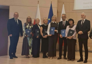 Wyróżnione osoby z Kuratorem Oświaty