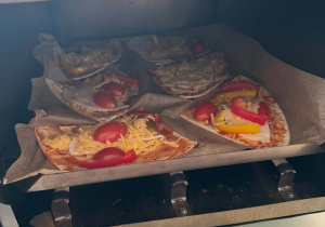 kawałki pizzy w piekarniku