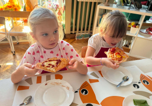 dziewczynki jedzą pizzę