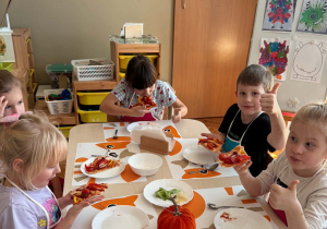 dzieci smakują pizzę