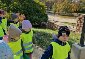 dzieci spacerują