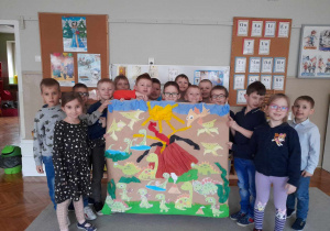 dzieci prezentują wspólna pracę plastyczną - wybuch wulkanu oraz różnorodne gatunki dinozaurów