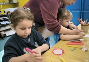 dzieci kolorują mazakami koła wycięte z papieru