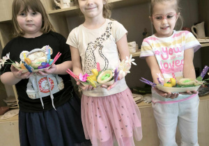trzy dziewczynki prezentują stroiki wielkanocne
