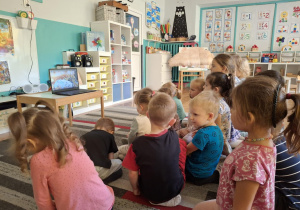 Dzieci oglądają film edukacyjny o przygotowaniach zwierząt do zimy