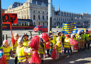 Dzieci rozdają ulotki na tle Pałacu Poznańskiego.