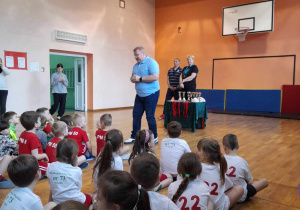 powiatnie wszystkich przedszkolaków na sali gimnastycznej przez dyrektora Szkoły Podsawowej nr 45 w Łodzi