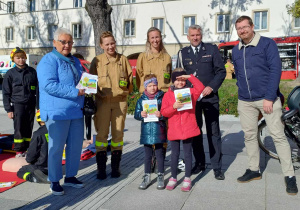 Pani dyrektor, rodzice i dzieci pozują do zdjęcia podczas ppikniku