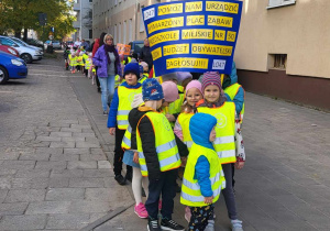 Dzieci w drodze na Plac Wolności