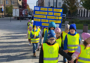 dzieci spaceruj po Placu Wolności w parach