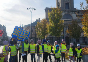 dzieci podczas happeningu na Placu Wolności