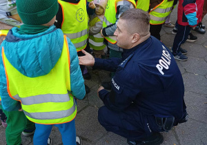 Dzieci rozmawiają z panem policjantem