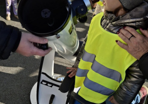 Chłopiec patrzy przez teleskop