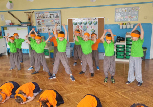 chłopcy z Przedszkola Miejskiego Nr 114 prezentują swój taniec nowczesny w strojch do tańca