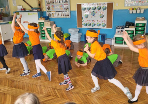 dziewczyny z Przedszkola Miejskiego Nr 114 wykonują taniec w strojach do tańca