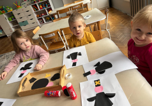 Dzieci pokazują ykonane prace plastyczne - górnik