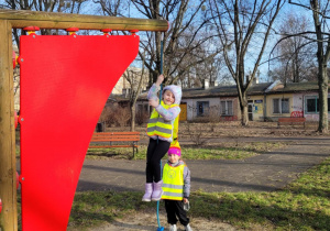 Dziewczynka wspina się po linie