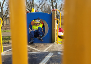 Chłopiec przechodzi tunelem