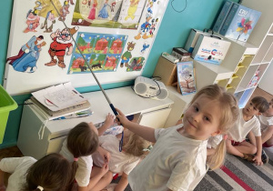 Dziewczynka wskazuje Królewnę Śnieżkę