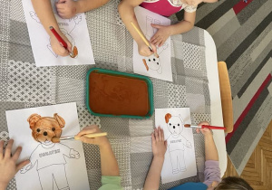 Dzieci malują farbami Misia Uszatka