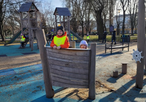 Dzieci na zabawkowym drewnianym statku