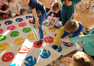 Dzieci podczas gry w Twister