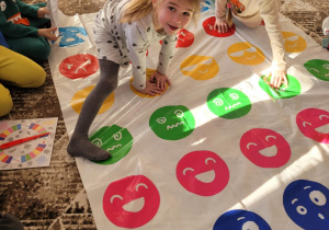 Dzieci grają w grę Twister