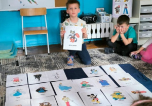 Chłopiec pokazuje rysunek Kota w Butach