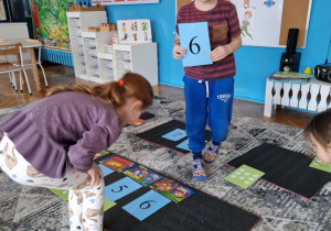Chłopiec pokazuje cyfrę 6