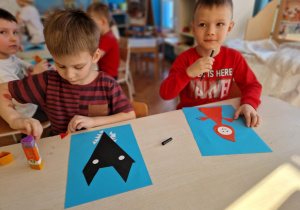 Dzieci z pracą plastyczną wilk i Czerwony Kapturek