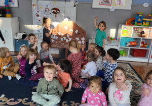 dzieci w sali prezentują swój karmnik