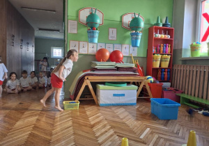 dziewczynka wrzuca woreczki do pojemnika