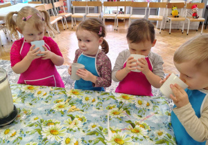 Dzieci piją napój bananowy