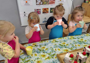 Dzieci piją zdrowy napój bananowy