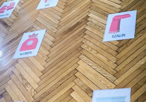plansze do kodowania rozłożone na ziemi