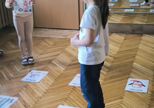 Dziewczynka pokazuje kartę do kodowania a druga ja odczytuje