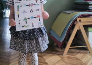 Dziewczynka pokazuje kartę do kodowania