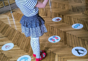 Dziewczynka odczytuje kod na karcie do kodowania