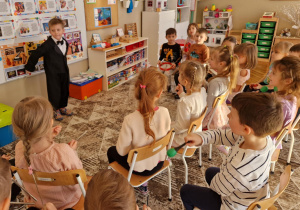 Chłopiec dyryguje przed grupa dzieci