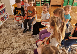 dzieci biorą udział w zabawie w orkiestrę