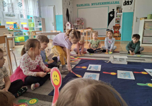 Dziewczynka kładzie pod obrazkiem smutną minę