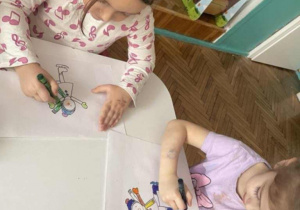 Dziewczynki kolorują sylwety łyżwiarzy