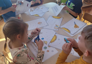 dzieci wykonują kartę pracy