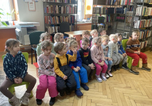 Dzieci siedzą w bibliotece