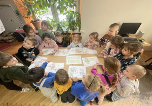 Dzieci ukladają puzzle