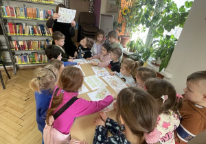 Dzieci ukladają obrazek przy stole