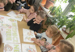 Dzieci dopasowują elementy puzzli